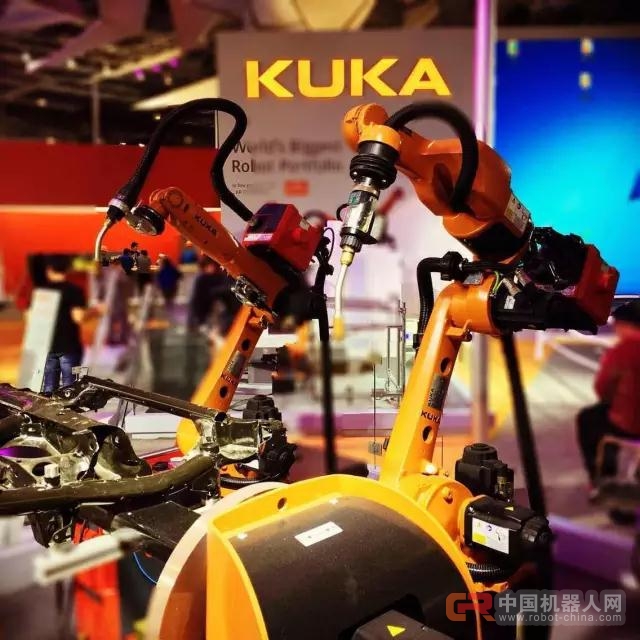jolt Shock - KUKA robot at the 2016 China international industry fair 